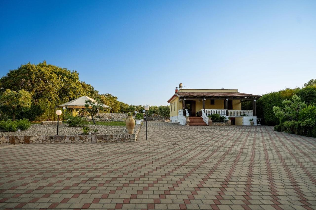 Villa Patrizia-Luxury Villa Mottola Exterior photo